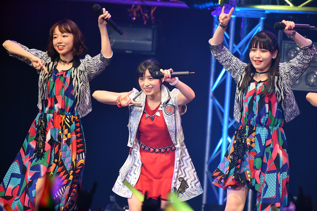 左から勝田里奈（アンジュルム）、仙石みなみ（アップアップガールズ（仮））、笠原桃奈（アンジュルム）。