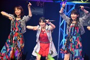 左から勝田里奈(アンジュルム)、仙石みなみ(アップアップガールズ(仮))、笠原桃奈(アンジュルム)。