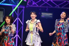 左から船木結（アンジュルム）、佐保明梨（アップアップガールズ（仮））、和田彩花（アンジュルム）。