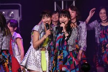 左から佐保明梨（アップアップガールズ（仮））、笠原桃奈（アンジュルム）。