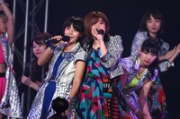 左から新井愛瞳（アップアップガールズ（仮））、竹内朱莉（アンジュルム）。