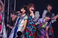 左から新井愛瞳（アップアップガールズ（仮））、竹内朱莉（アンジュルム）。