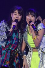 左から中西香菜（アンジュルム）、佐保明梨（アップアップガールズ（仮））。