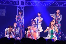 コラボメドレーを披露するアンジュルムとアップアップガールズ（仮）。