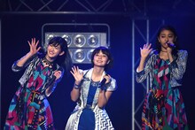 左から川村文乃（アンジュルム）、新井愛瞳（アップアップガールズ（仮））、和田彩花（アンジュルム）。