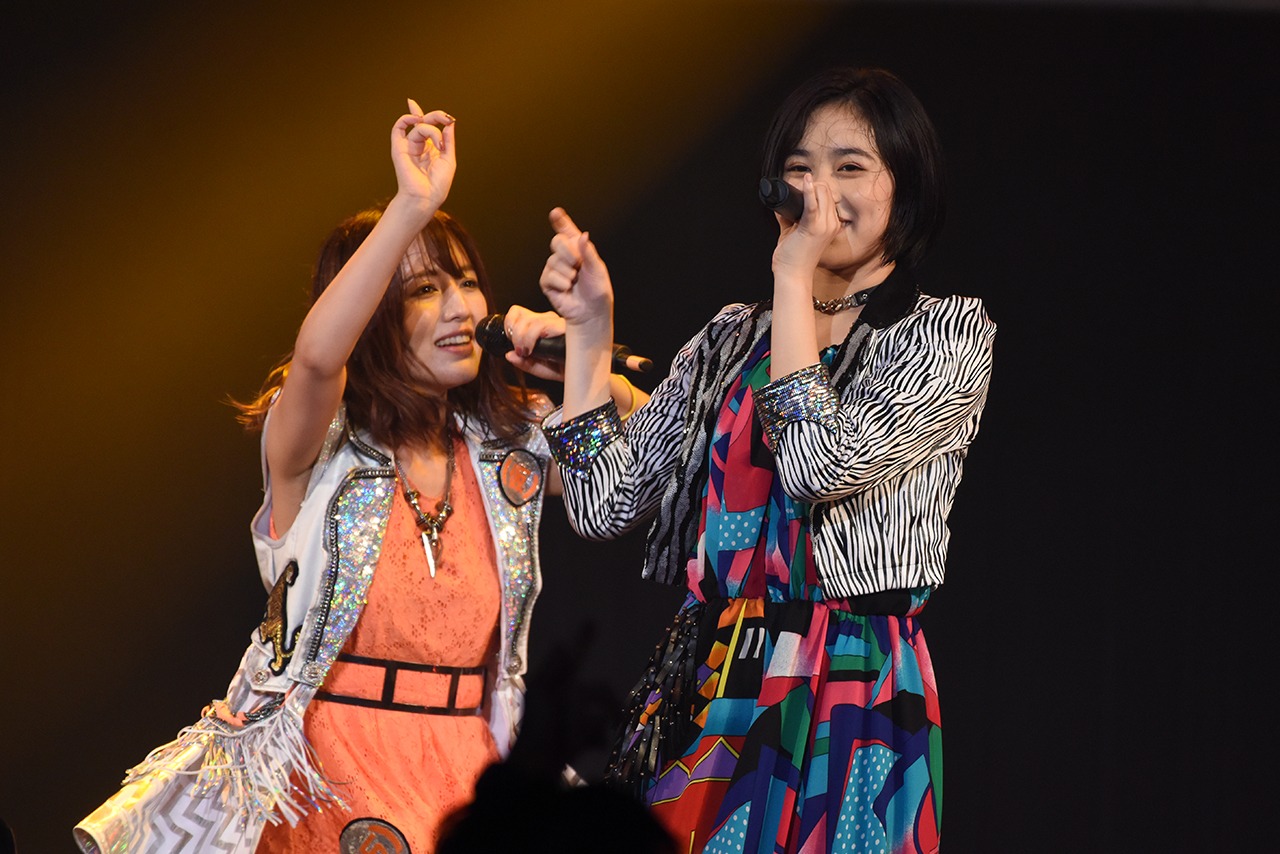左から関根梓（アップアップガールズ（仮））、佐々木莉佳子（アンジュルム）。