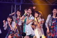 コラボメドレーを披露するアンジュルムとアップアップガールズ（仮）。