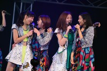 コラボメドレーを披露するアンジュルムとアップアップガールズ（仮）。