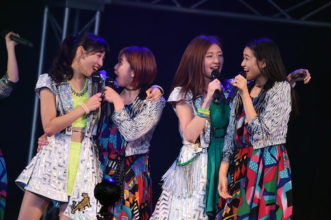 コラボメドレーを披露するアンジュルムとアップアップガールズ(仮)。