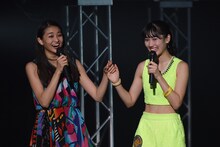 左から和田彩花（アンジュルム）、佐保明梨（アップアップガールズ（仮））。
