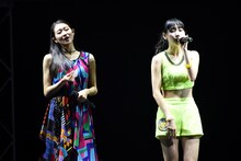 松浦亜弥「笑顔に涙～THANK YOU! DEAR MY FRIENDS～」を歌う和田彩花（左 / アンジュルム）と佐保明梨（右 / アップアップガールズ（仮））。