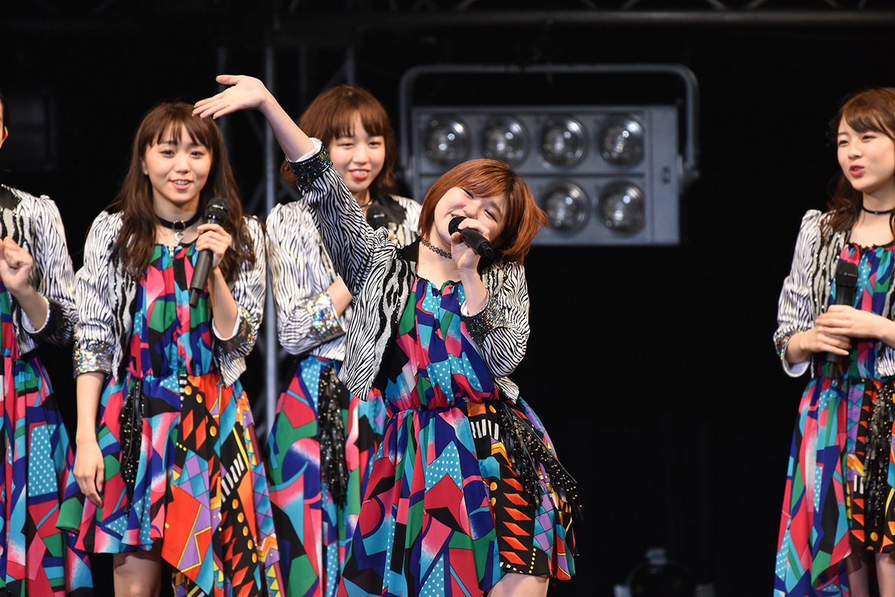 「バレバレI Love You」の決めポーズを披露する竹内朱莉（アンジュルム）。