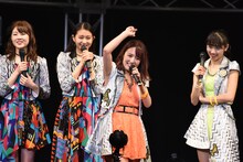 「カクゴして！」の決めポーズを披露する関根梓（アップアップガールズ（仮））。