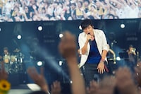 人気画像8位は「Mr.Children、熊本の夜空に未来への希望響かせたツアーファイナル」より、桜井和寿（Vo, G）。 (c)osami yabuta