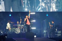 人気画像4位は「Mr.Children、熊本の夜空に未来への希望響かせたツアーファイナル」より、Mr.Children。 (c)osami yabuta
