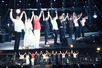 人気画像10位は「Mr.Children、熊本の夜空に未来への希望響かせたツアーファイナル」より、「Mr.Children DOME & STADIUM TOUR 2017 Thanksgiving 25」えがお健康スタジアム公演の様子。 (c)osami yabuta