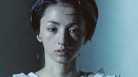 満島ひかり「群青」ミュージックビデオのワンシーン。