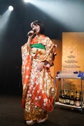 振袖を着て歌う咲良菜緒（チームしゃちほこ）。（Photo by HIROKAZU）