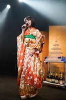 振袖を着て歌う咲良菜緒（チームしゃちほこ）。（Photo by HIROKAZU）