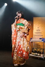 振袖を着て歌う咲良菜緒（チームしゃちほこ）。（Photo by HIROKAZU）