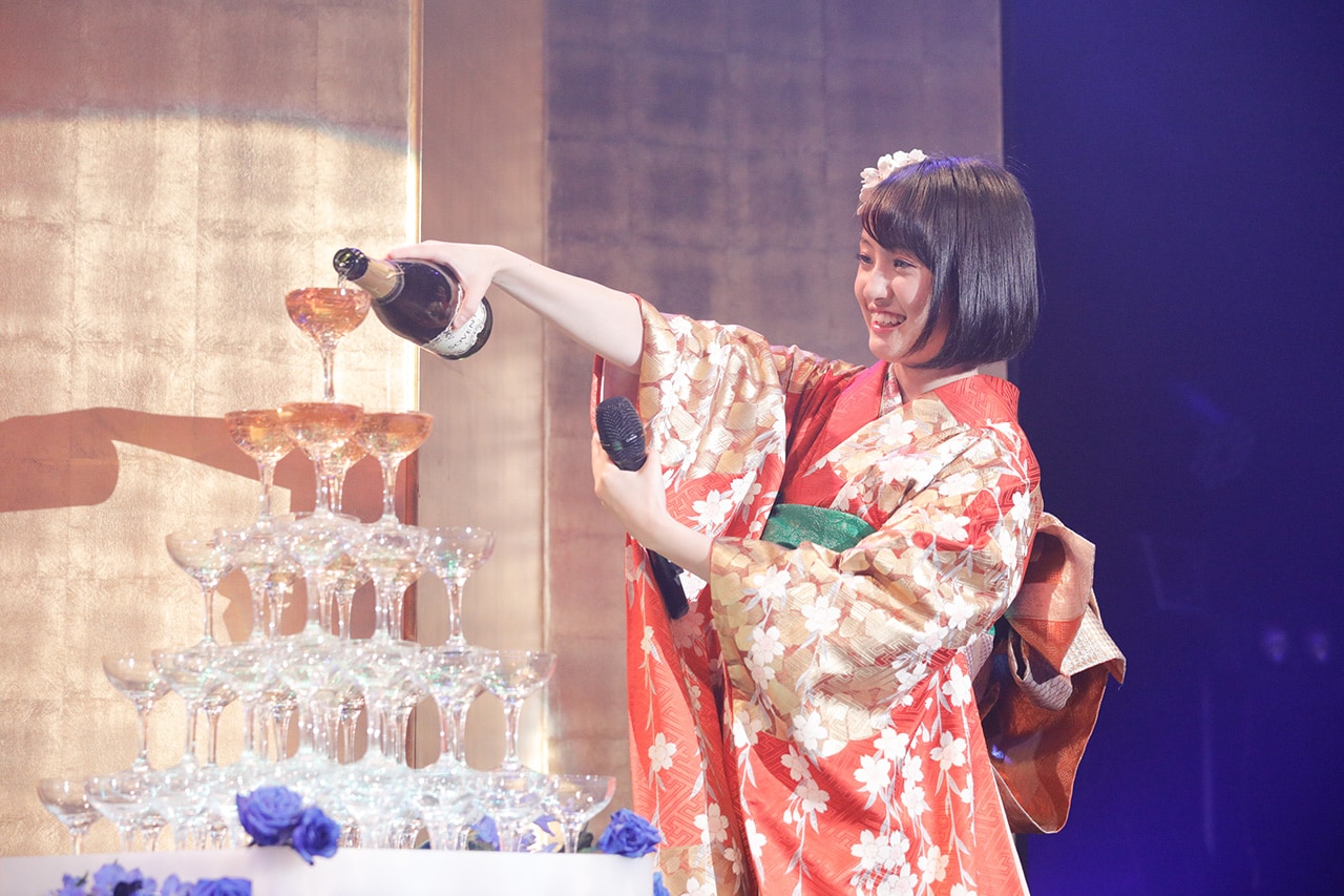 しゃちほこ咲良菜緒が振袖姿で成人祝う、シャンパンタワーに椎名林檎