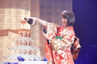 シャンパンタワーに初挑戦する咲良菜緒（チームしゃちほこ）。（Photo by HIROKAZU）