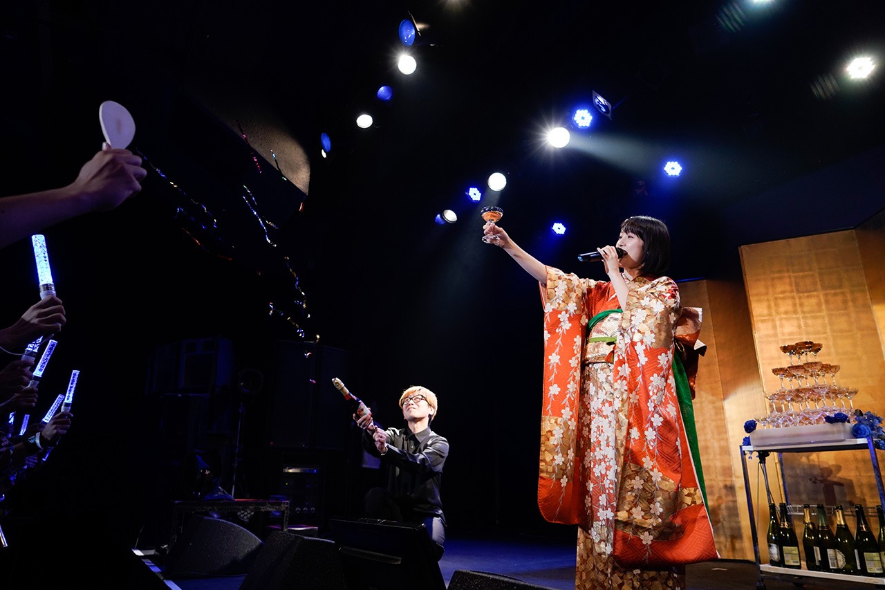 ファンと乾杯する咲良菜緒（チームしゃちほこ）。（Photo by HIROKAZU）