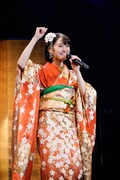振袖を着て歌う咲良菜緒（チームしゃちほこ）。（Photo by HIROKAZU）