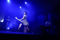 ギターを持ってパフォーマンスする咲良菜緒（チームしゃちほこ）。（Photo by HIROKAZU）