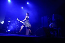ギターを持ってパフォーマンスする咲良菜緒（チームしゃちほこ）。（Photo by HIROKAZU）