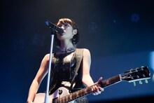 ギターを持ちながら歌う咲良菜緒（チームしゃちほこ）。（Photo by HIROKAZU）