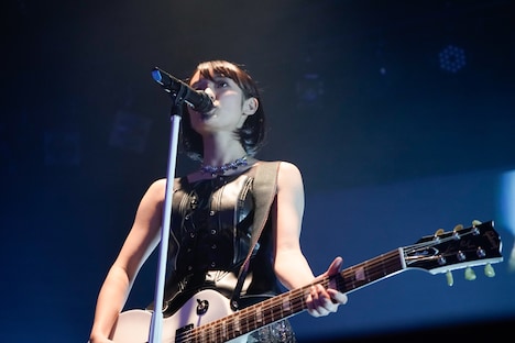 ギターを持ちながら歌う咲良菜緒（チームしゃちほこ）。（Photo by HIROKAZU）