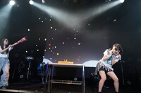 大黒柚姫似の謎のアシスタントに祝福される咲良菜緒（チームしゃちほこ）。（Photo by HIROKAZU）