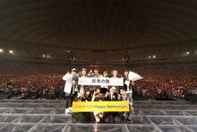 AAAと「民衆の敵～世の中、おかしくないですか!?～」のキャスト陣。