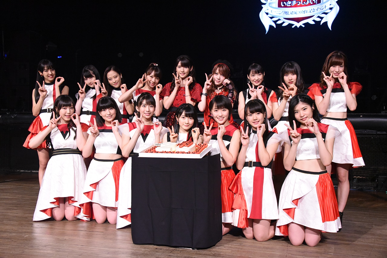 モーニング娘。'17とモーニング娘。OGの田中れいな、道重さゆみ。