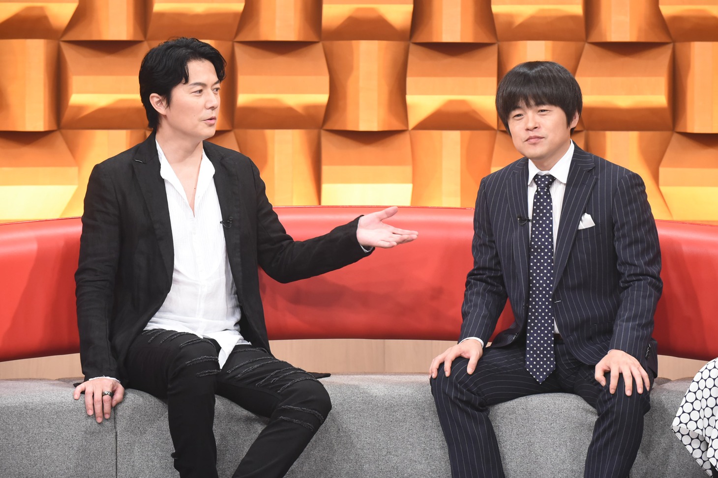 左から福山雅治、バカリズム。