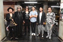 瑛太（中央）を囲むSOIL & "PIMP" SESSIONS。(c)TBS