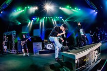 MY FIRST STORYとVAMPSがコラボレーションする様子。（Photo by Takashi "TAKA” Konuma）