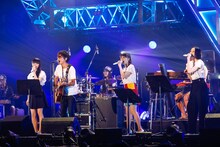 スガシカオ（左から2番目）がアレンジした「マカロニ」を歌うPerfume。（撮影：上山陽介）