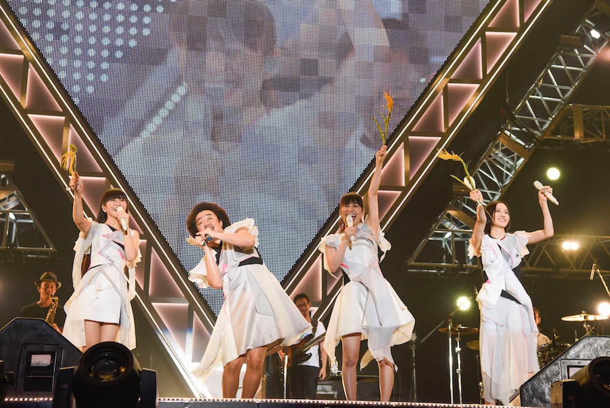 「レキコ」ことレキシ（左から2番目）と、稲穂を振るPerfume。（撮影：上山陽介）