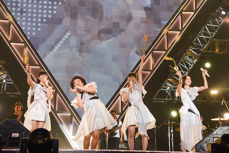 「レキコ」ことレキシ(左から2番目)と、稲穂を振るPerfume。(撮影:上山陽介)