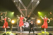 「恋」を歌う星野源と、“恋ダンス”を踊るPerfume。(撮影:渡邉一生)