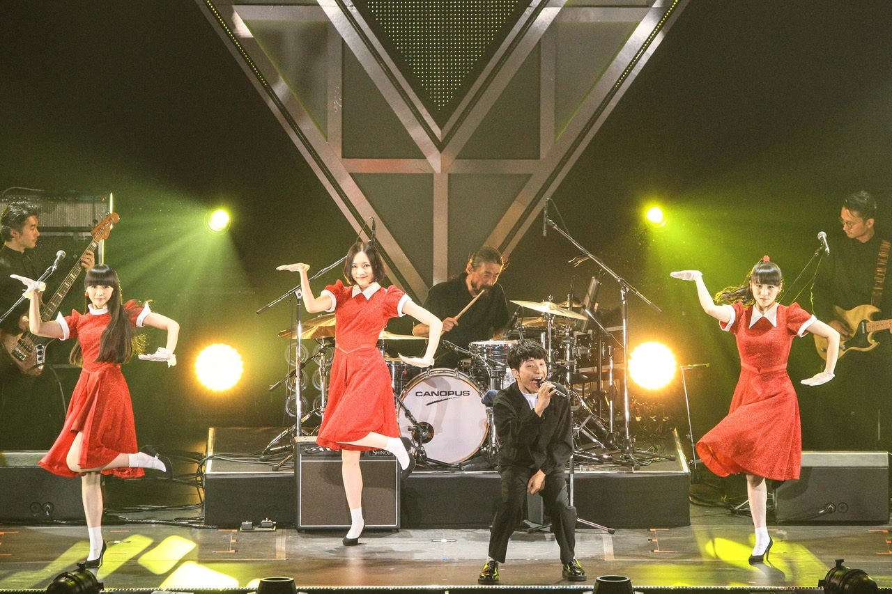 「恋」を歌う星野源と、“恋ダンス”を踊るPerfume。（撮影：渡邉一生）