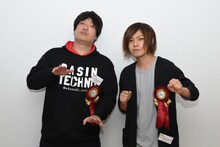 左から岡崎体育、寿司くん。