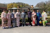 師弟TUNEと和服姿の女性たち。