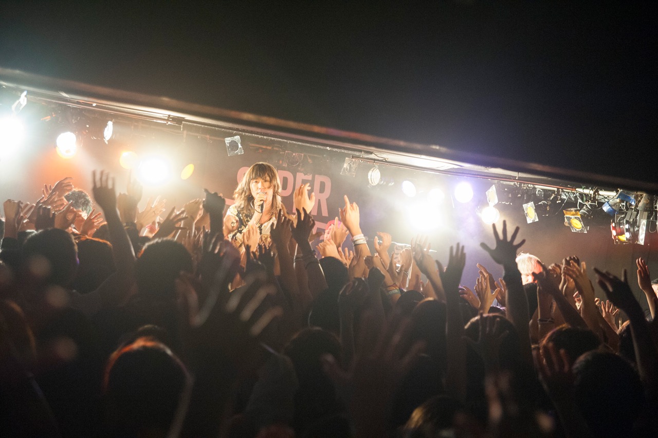 SUPER BEAVER「SUPER BEAVER『真ん中のこと』Release Tour 2017 ～ラクダの、中心～」千葉・千葉LOOK公演の様子。（Photo by MAYUMI -kiss it bitter-）