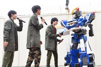 サイクロンインターセプターと喜びを分かち合うさとり少年団。