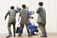 サイクロンインターセプターと一緒に気合い入れをするさとり少年団。
