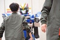 ポジションについて、サイクロンインターセプターと見つめ合う颯斗。