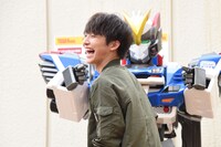 サイクロンインターセプターとのアイコンタクトに思わず笑う颯斗。